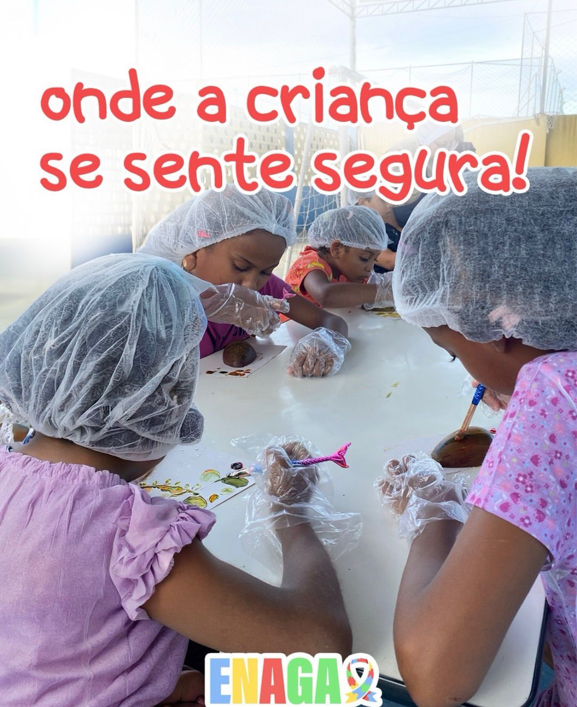 Equipe do Instituto ENAGA acolhendo crianças em sala segura e preparada.