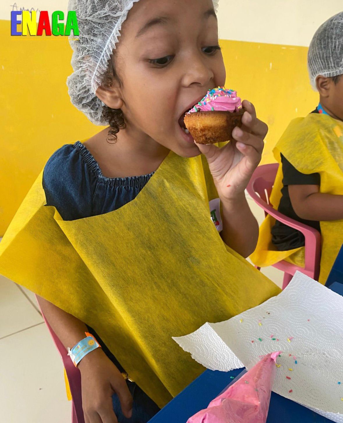 Criança do Instituto ENAGA comendo cupcake decorado