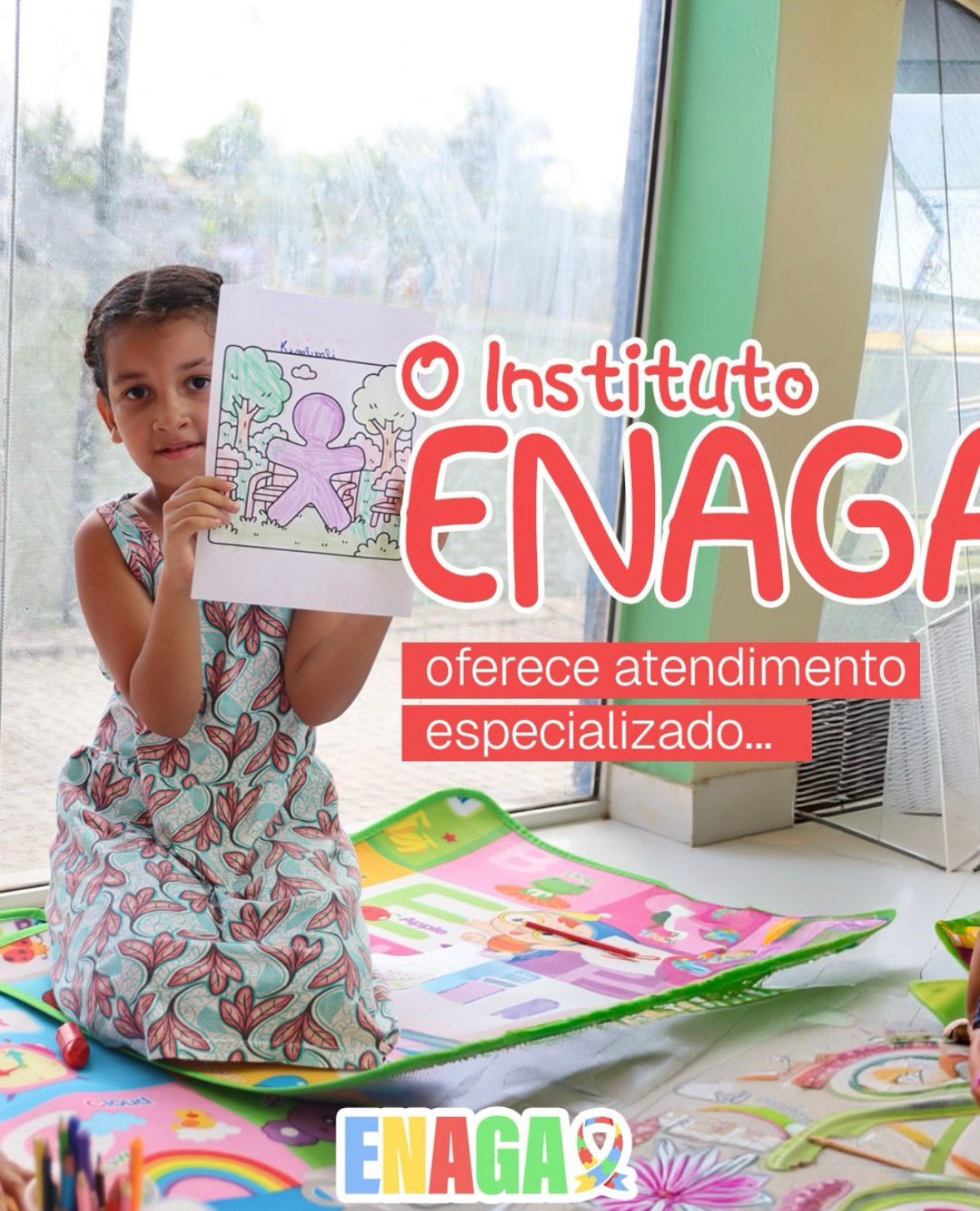 Criança atendida pelo Instituto ENAGA com material pedagógico